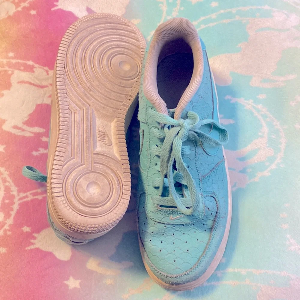 Shoes - Picture 2 of 3